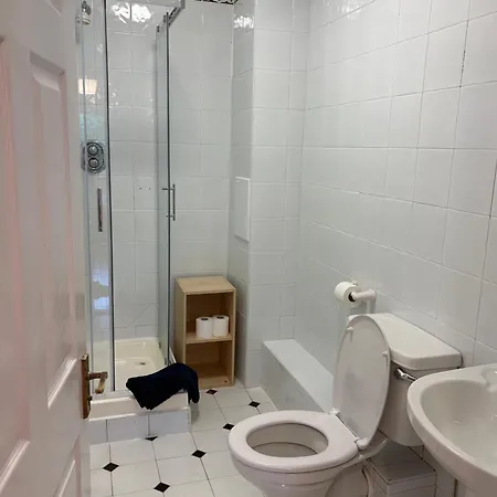 2 Bedrooms, Centre Apartment